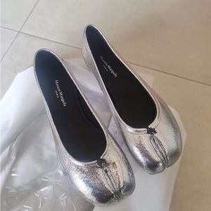 Maison Martin Margiela Women's Metallic Silver Tabi Flats